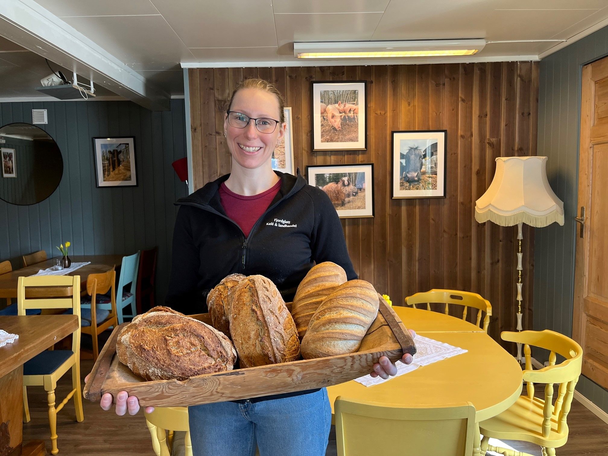 Fjordgløtt Kafé og landhandel på Eina i Vestre Toten.
Caroline med hjemmelagde brød.