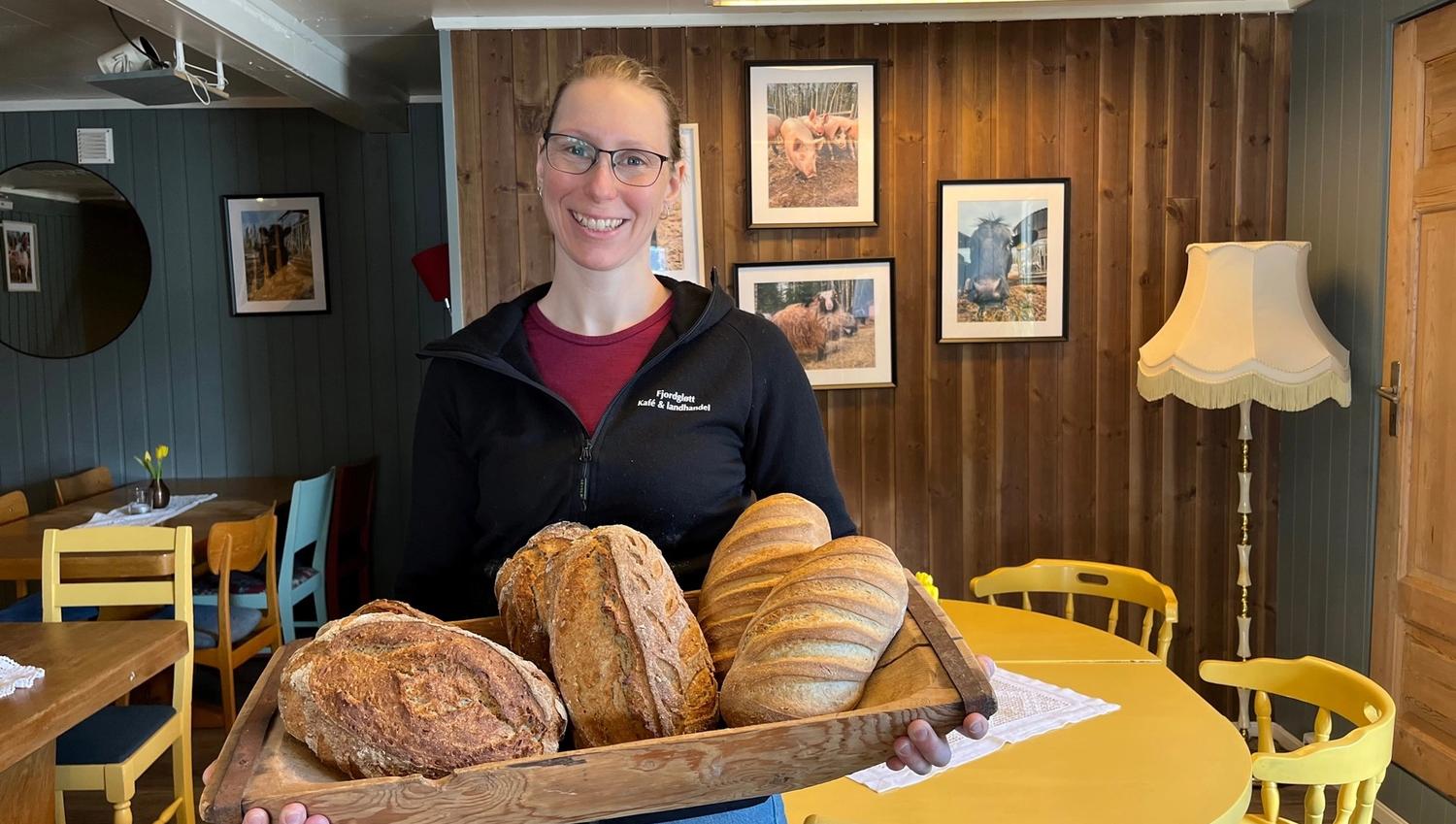Fjordgløtt Kafé og landhandel på Eina i Vestre Toten.
Caroline med hjemmelagde brød.