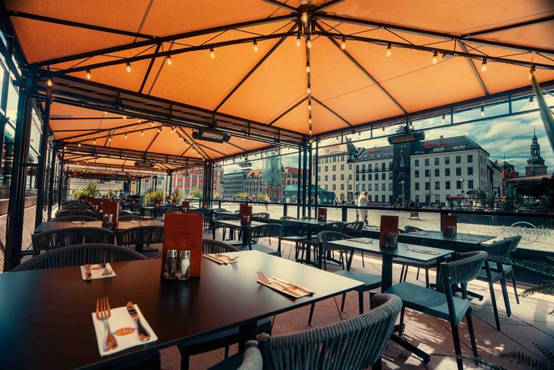 Outdoor seating with a view of Jernbanetorget