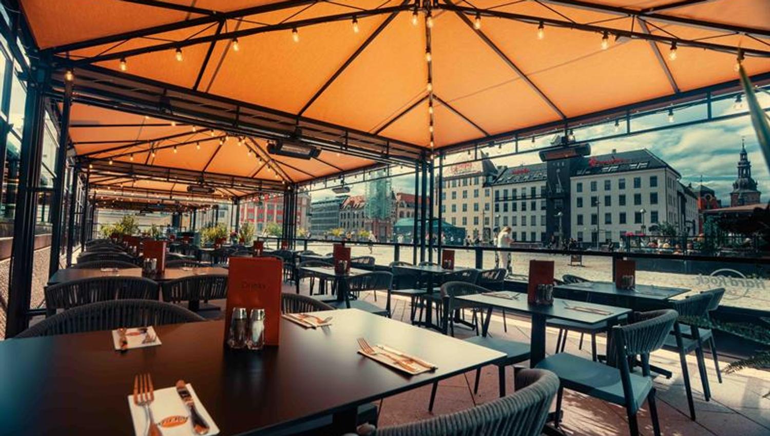 Outdoor seating with a view of Jernbanetorget