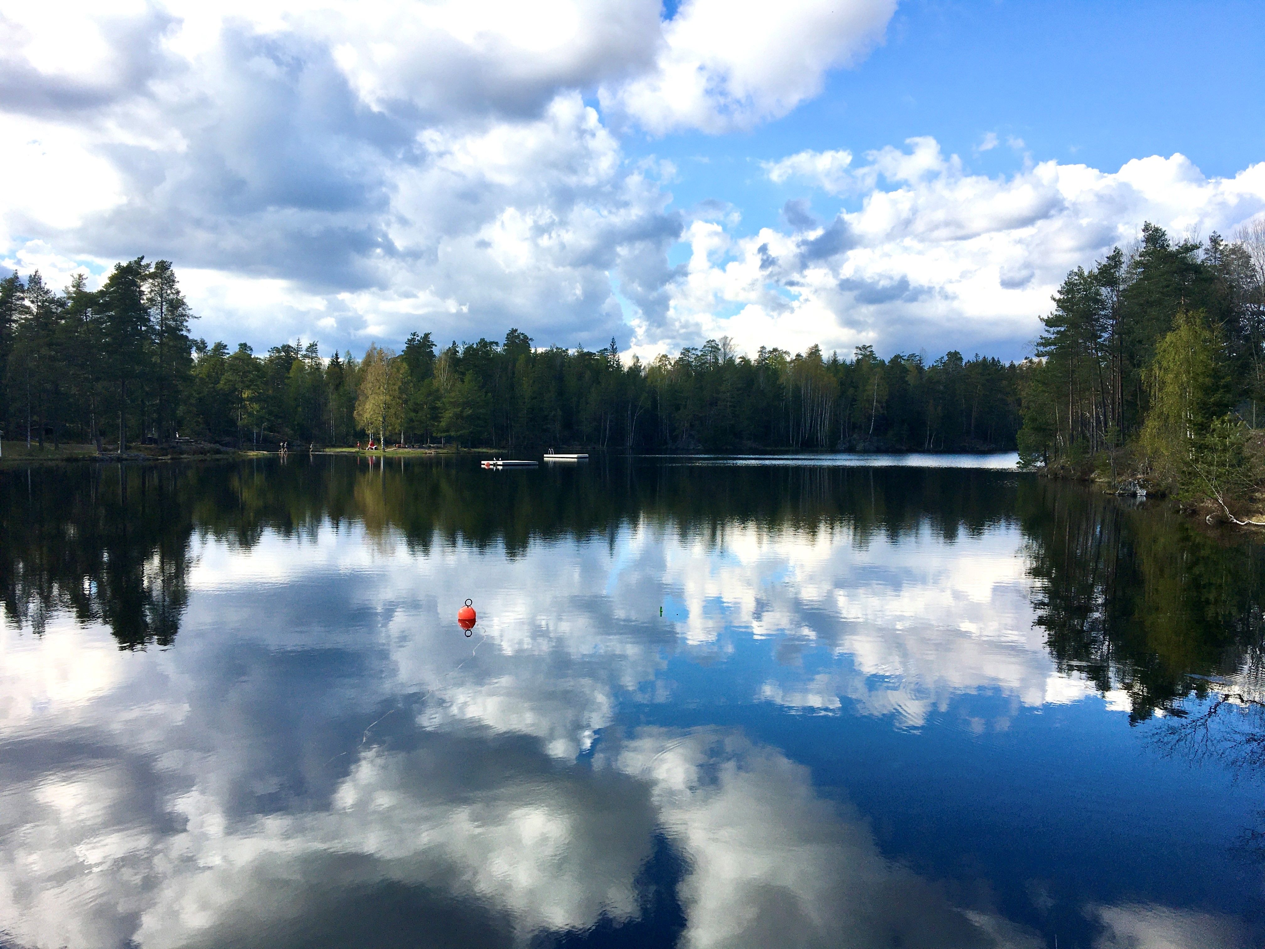 Vann med reflekterende himmel