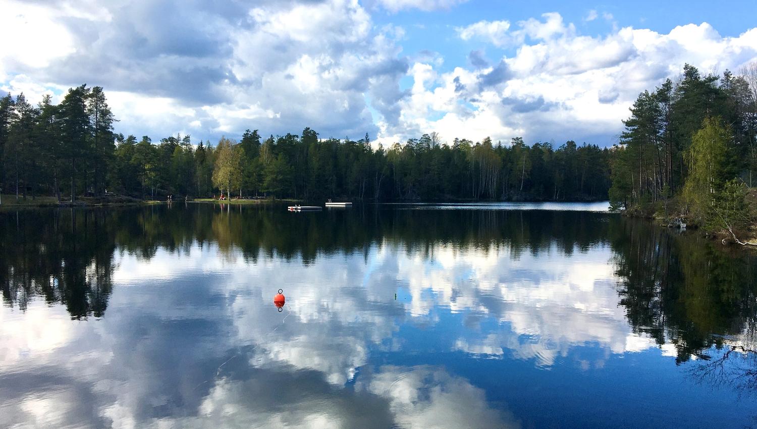 Vann med reflekterende himmel
