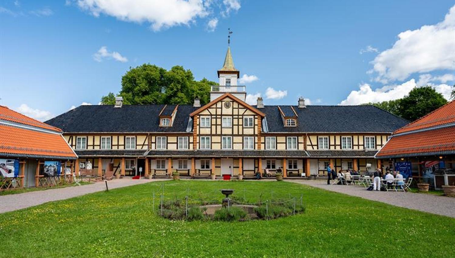 Lawn with shrubs in the middle in front of Frogner Hovedgård.