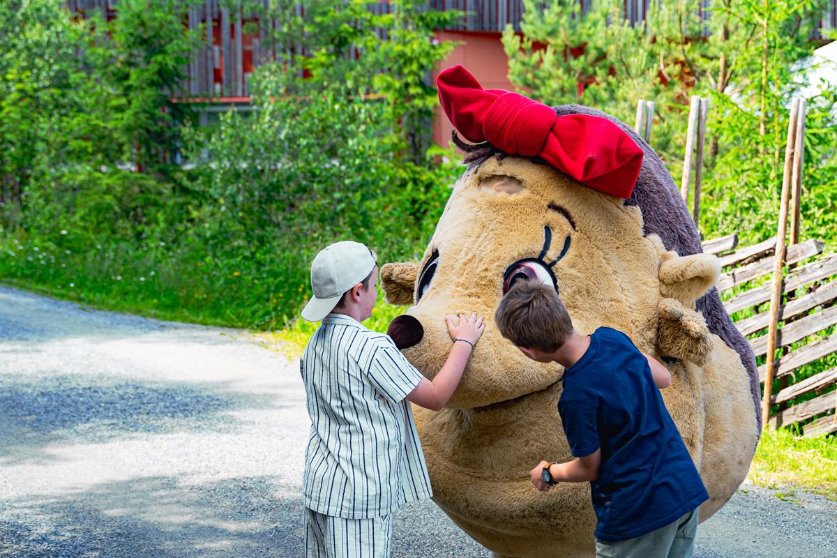 Prøysenhuset. To barn og "Bolla Pinnsvin"