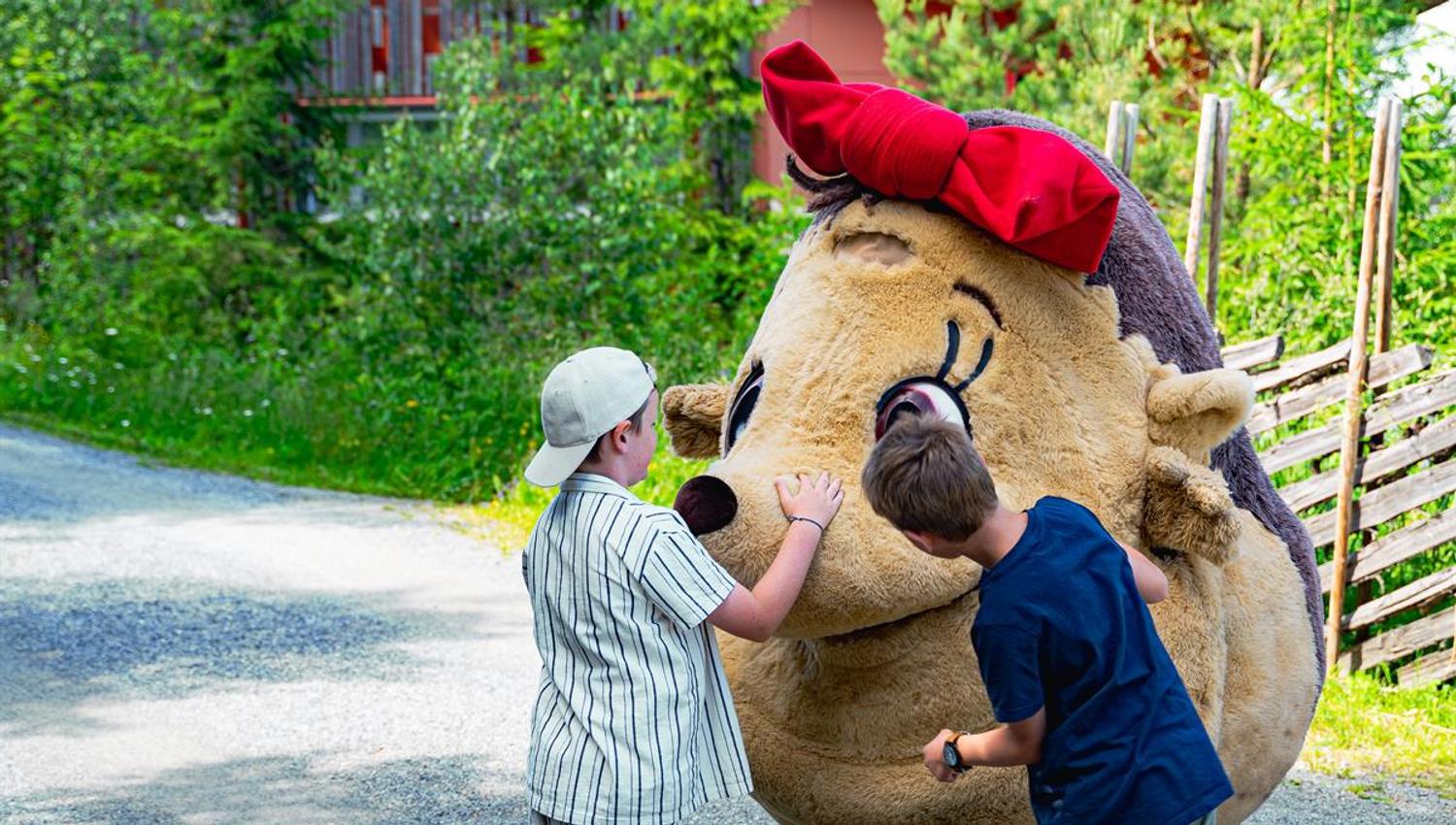 Prøysenhuset. To barn og "Bolla Pinnsvin"