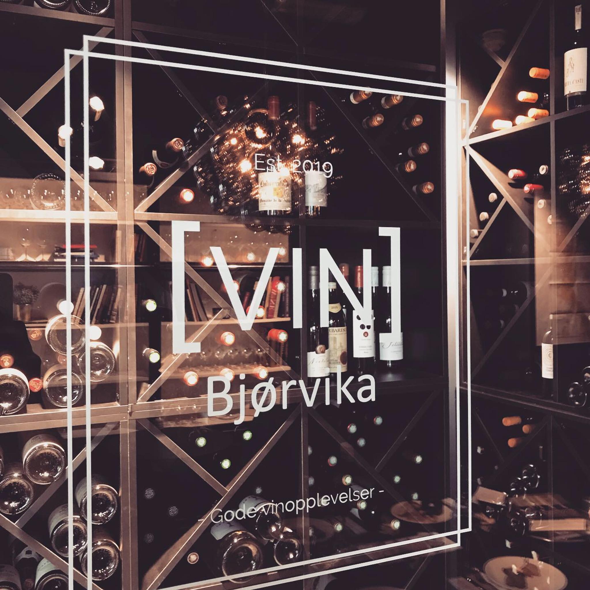 Detalj fra vinkjelleren med logo