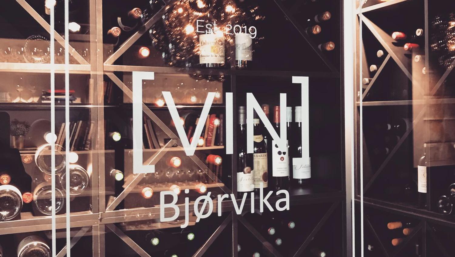 Detalj fra vinkjelleren med logo