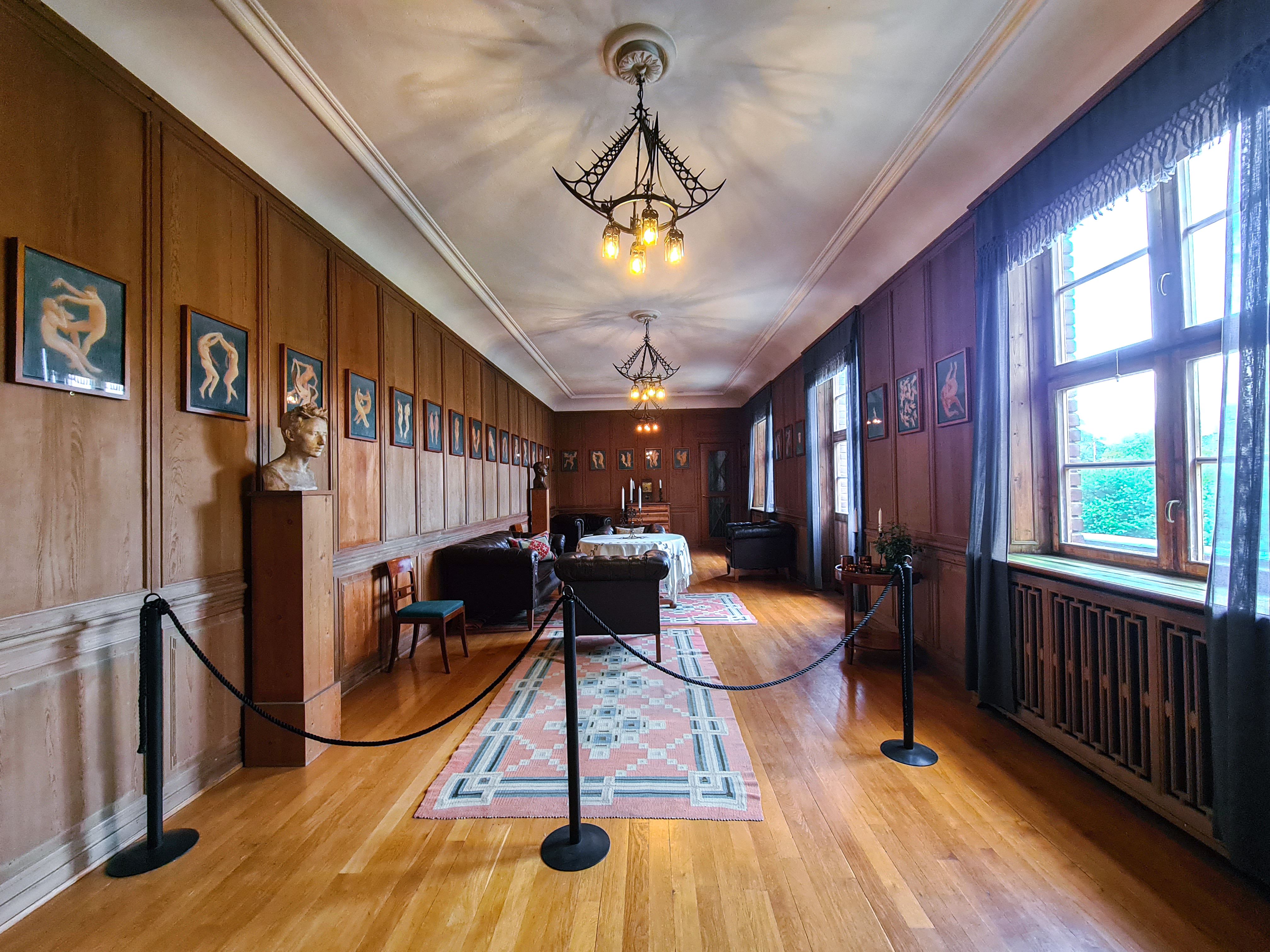 Vigeland's apartment.