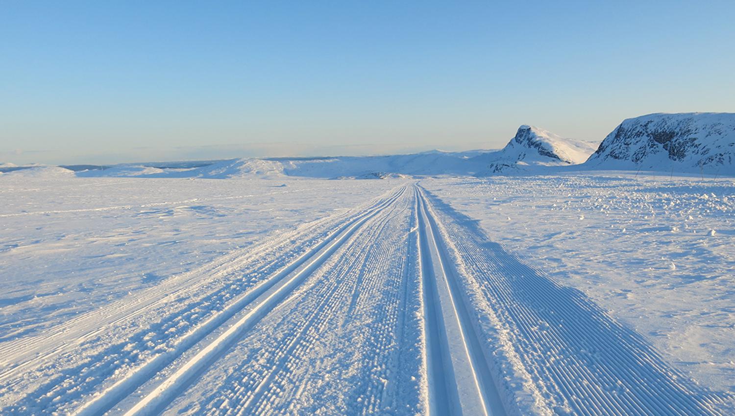 Langrennsløype på Valdresflye med fjell i bakgrunnen