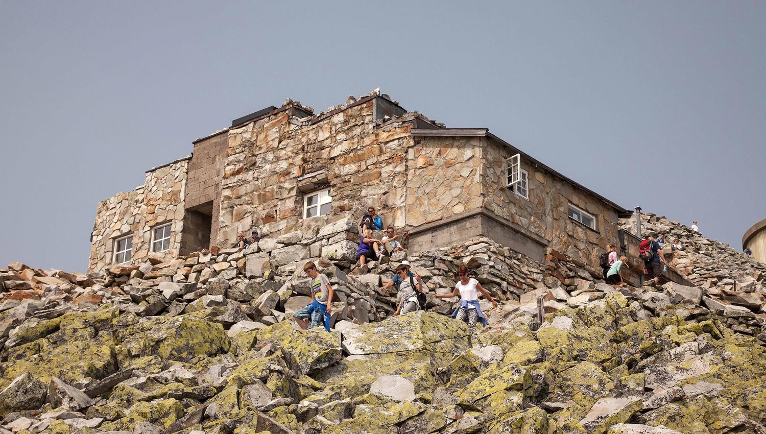 Summer at Gaustatoppen Tourist cabin