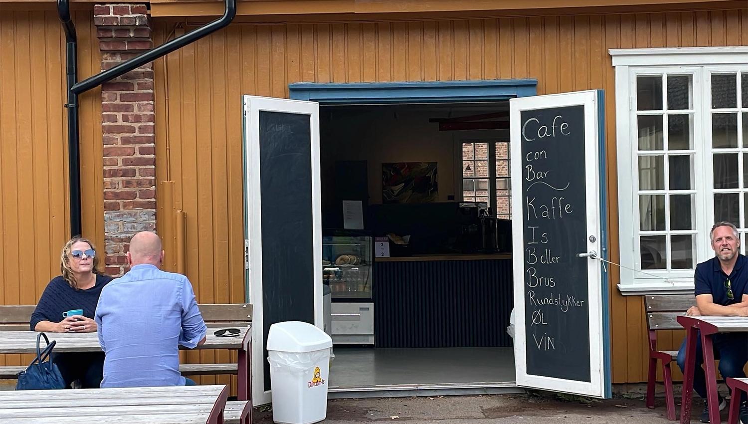 Cafe con Bar på Karljohansvern med hyggelig uteområde