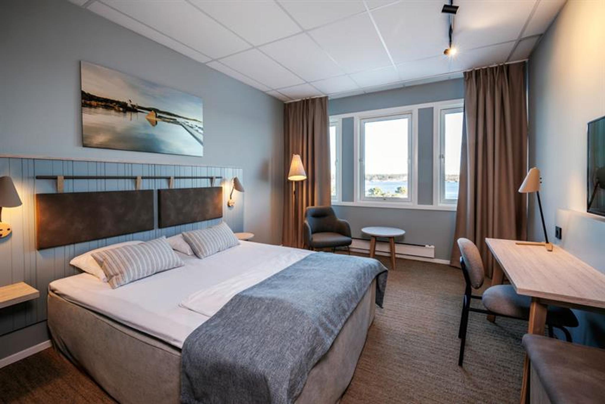 Room with double bed at Quality Hotel Skjærgården in Langesund