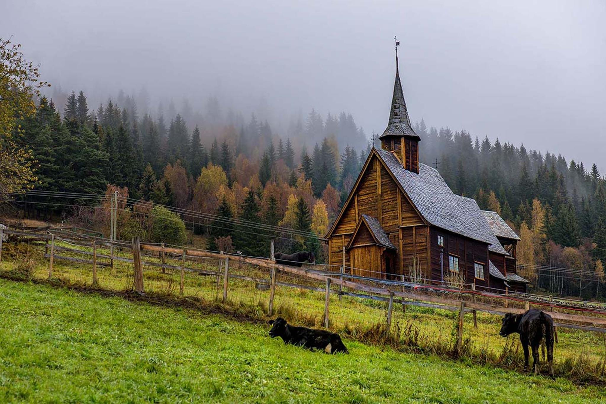 Lomen stavkirke en sommerdag.