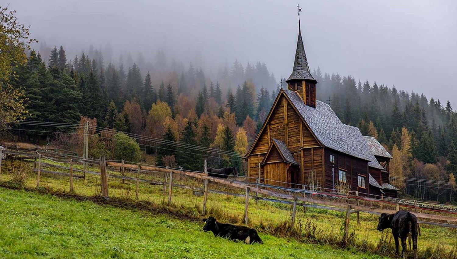 Lomen stavkirke en sommerdag.