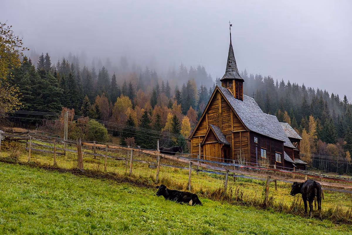 Lomen stavkirke en sommerdag.