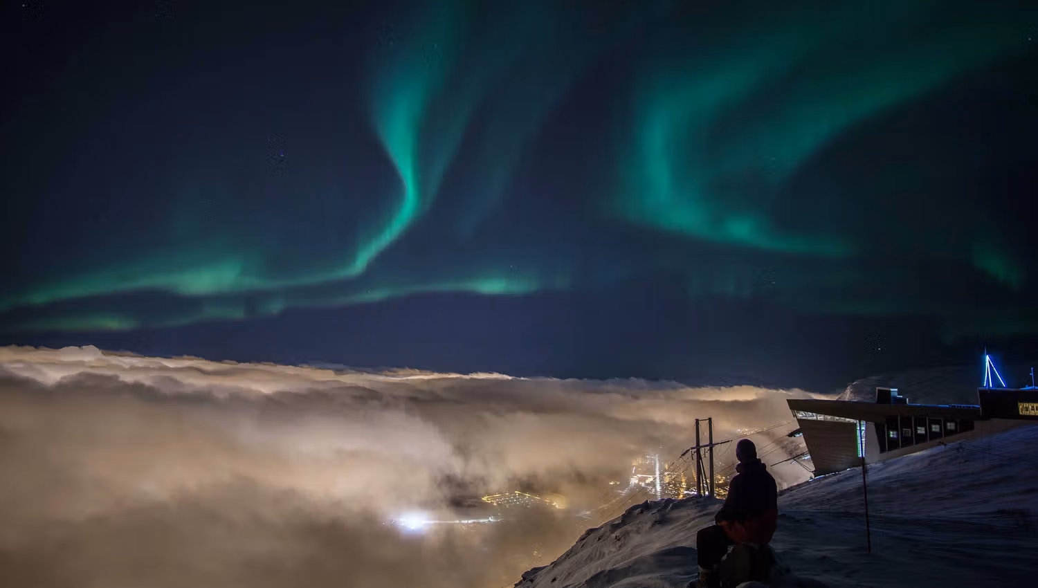 Nordlys over Tromsø sett fra Fjellheisen