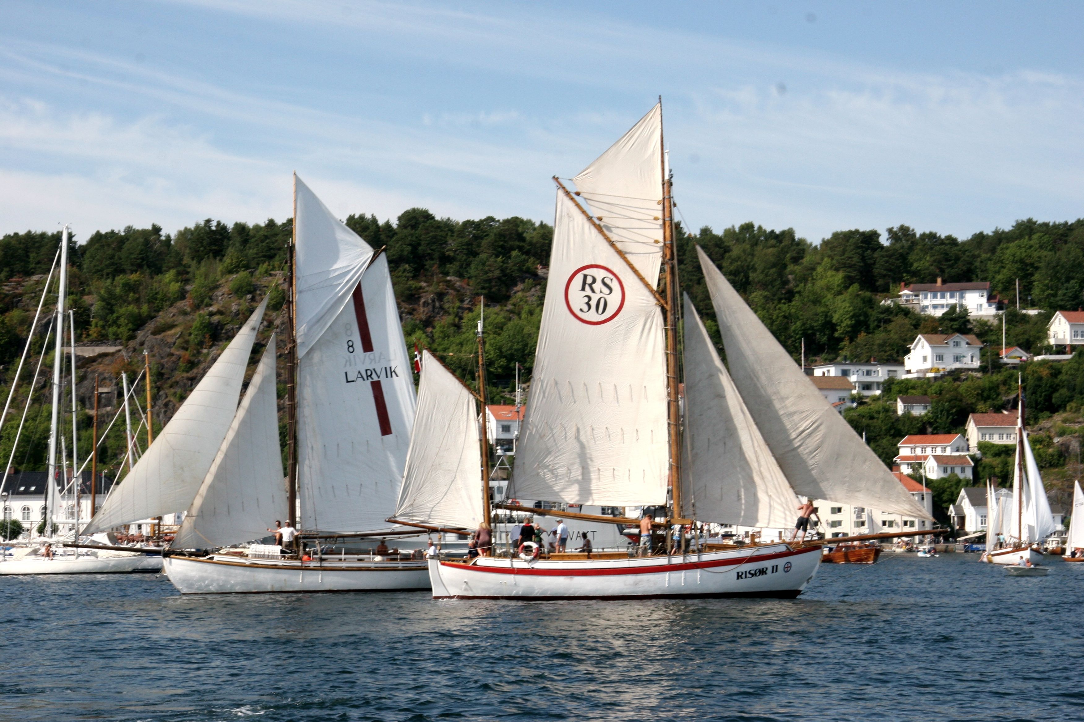 Risør II er en gammel Colin Archer redningsskøyte som holder til i Risør. Den er tilgjengelig for utleie hele året. Her i Risør havn under Trebåtfestivalen.