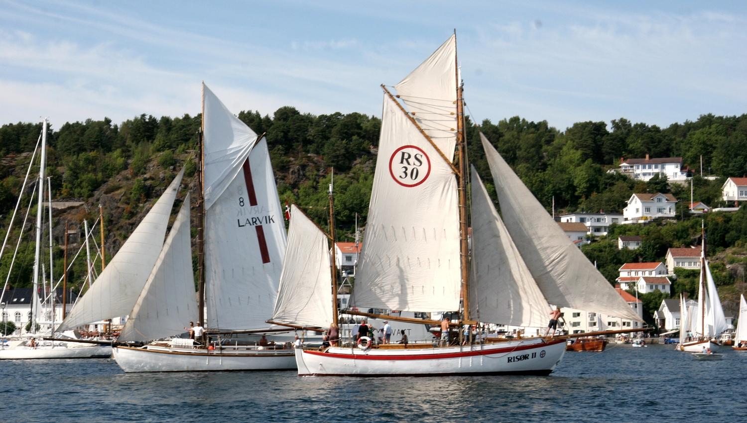 Risør II er en gammel Colin Archer redningsskøyte som holder til i Risør. Den er tilgjengelig for utleie hele året. Her i Risør havn under Trebåtfestivalen.