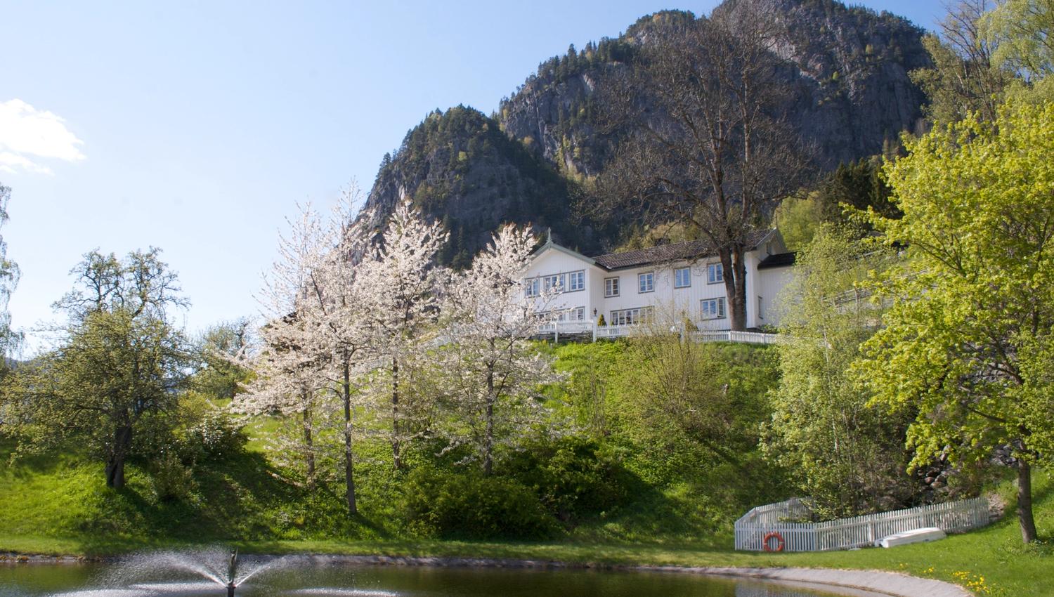 Nutheim Gjestgiveri er eit lite familiedrive trehotell i hjartet av Telemark med lang tradisjon
for å ta imot vegfarande til servering og overnatting. Staden har vore i familiens eige sidan
1917, og hotellet drivast no av Ellen Grøstad Barstad og hennar familie.
Kunsten står i høgsetet hjå oss.
Det var hit til Nutheim mange av våre fremste målarar kom for inspirasjon gjennom fleire tiår.
Her tok dei for seg av ro, lys, luft og motiv - men også av mat, drikke og gjestfridomen.
Den fjerne utsikta over dalar og fjell inspirerer like mykje til sjelefred som til nye djerve tankar.
Saman med fellesskapet forløyste desse rammene skapande krefter som har sett djupe spor i
norsk kunsthistorie.
Nutheim er den dag i dag ein arena for kunst og kultur.
Med jamne mellomrom held me arrangement i form av til dømes utstillingar og konsertar,
og dersom kursgjester eller andre har ynskje om kulturinnslag kan me ty til eit breitt utval
av dyktige kunstnara
