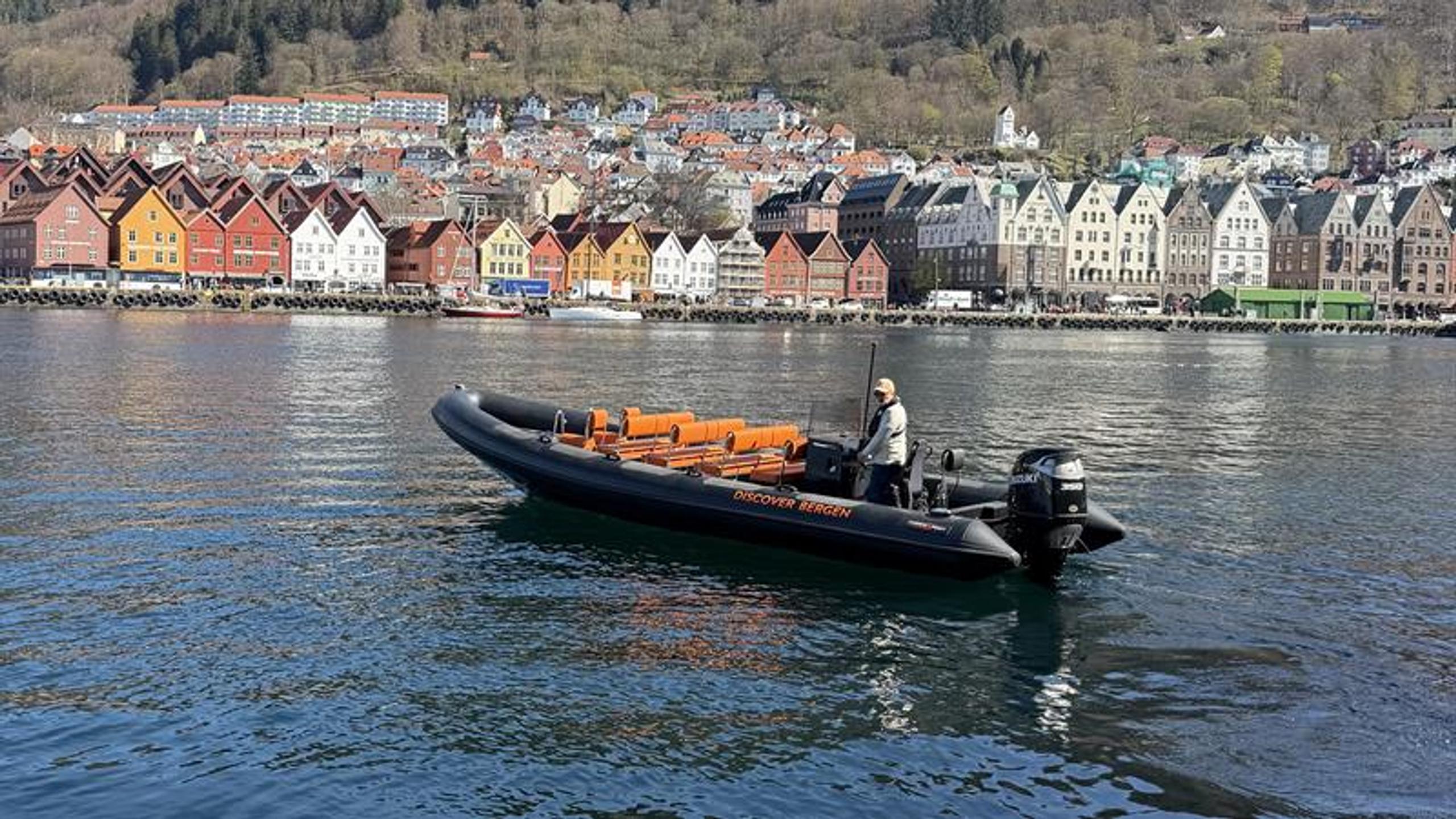 Rib-båt med Bryggen i Bergen i bakgrunnen