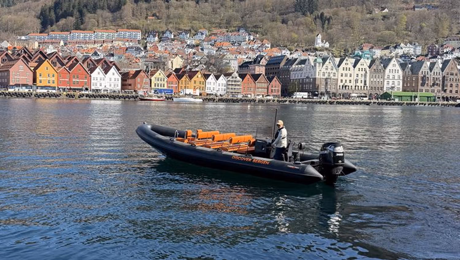 Rib-båt med Bryggen i Bergen i bakgrunnen