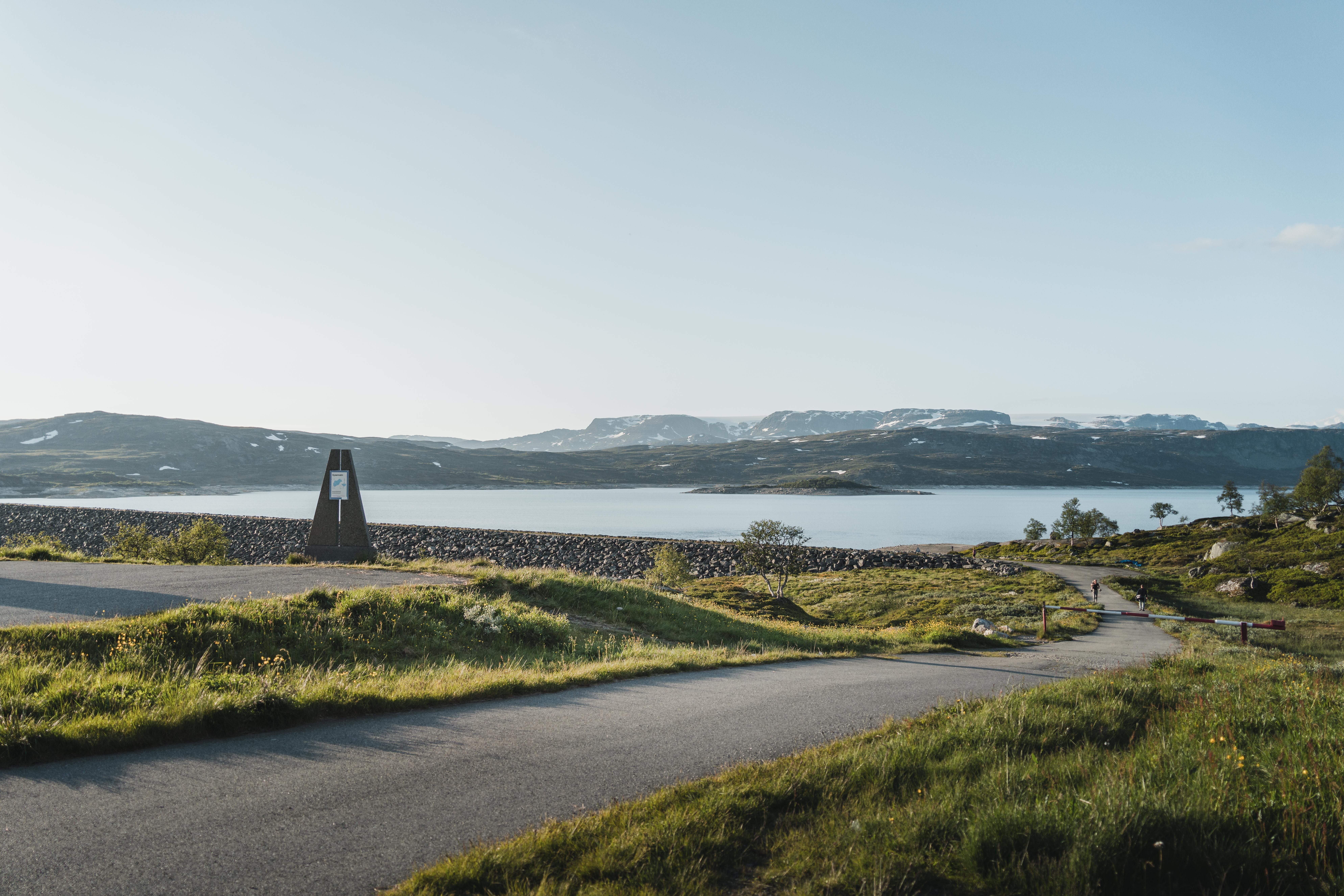 The pathway down to the Sysendammen dam.