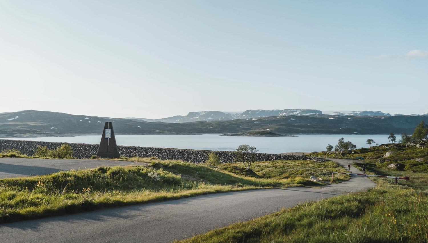 The pathway down to the Sysendammen dam.