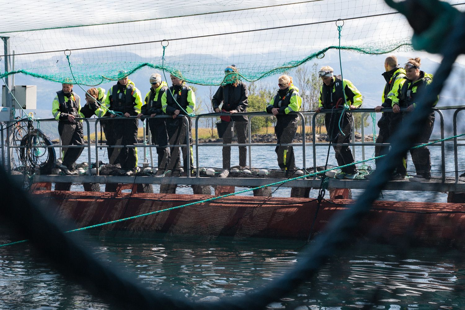 Besucher bei einer Führung durch die Lachszuchtanlage des Hardanger Aquakulturzentrums auf dem Fjord.