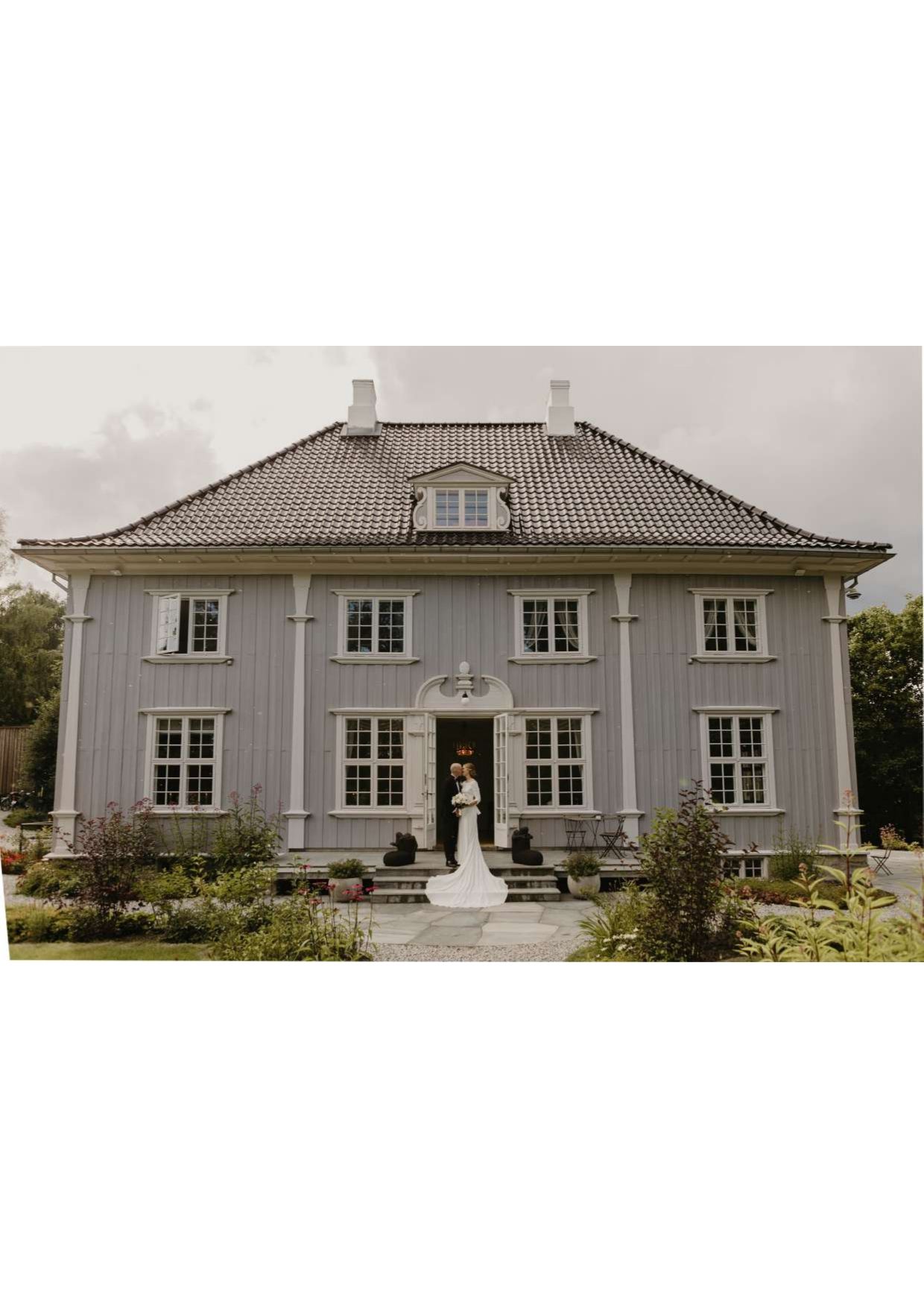 brudepar utenfor et herskapshus
