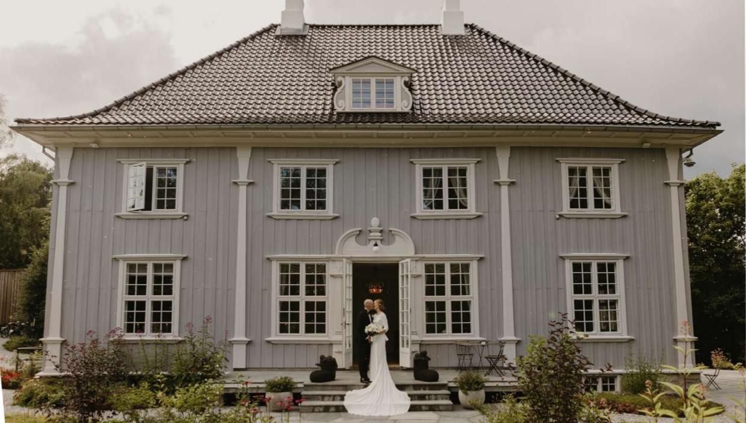 brudepar utenfor et herskapshus