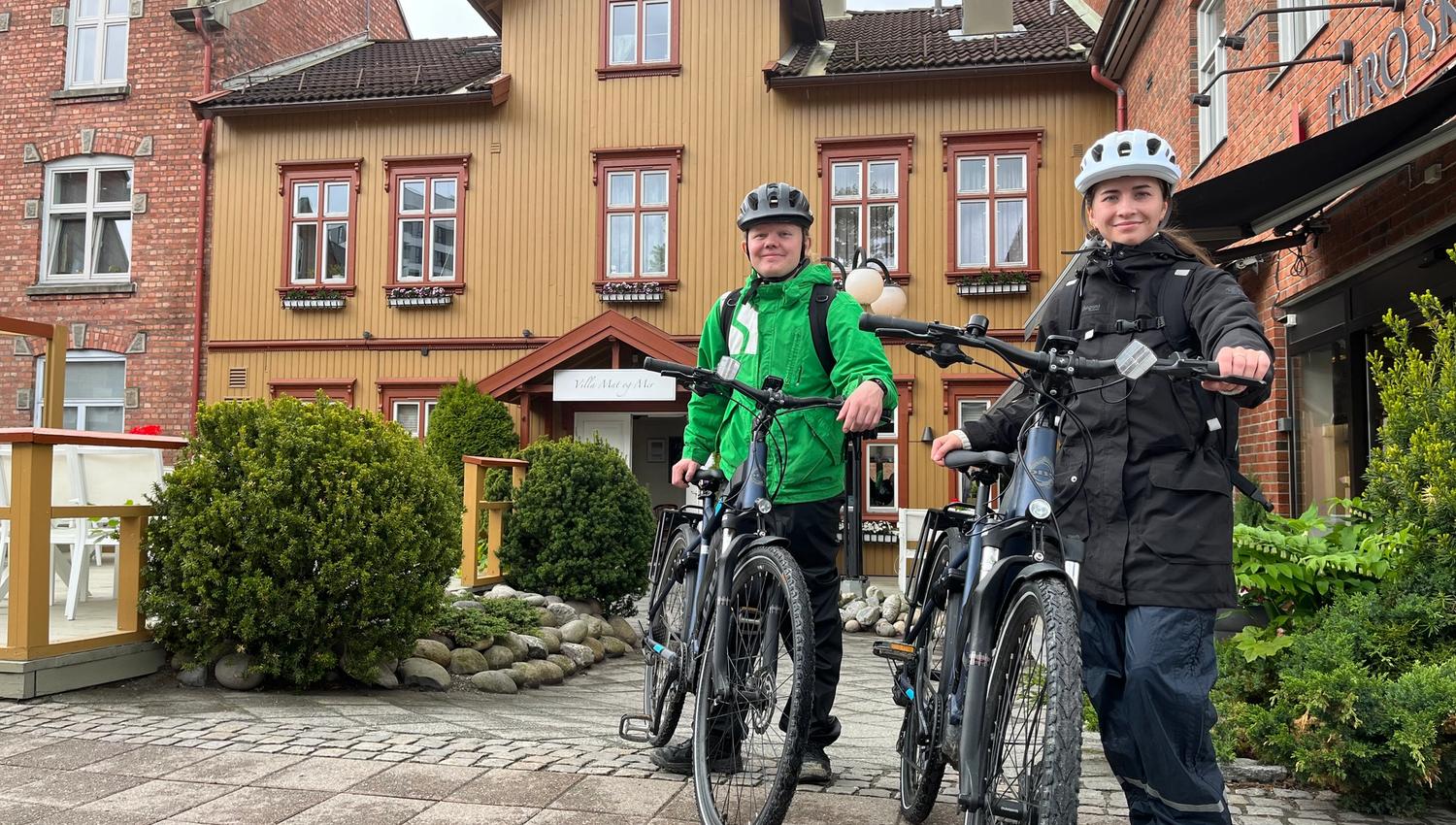 to menn med sykler