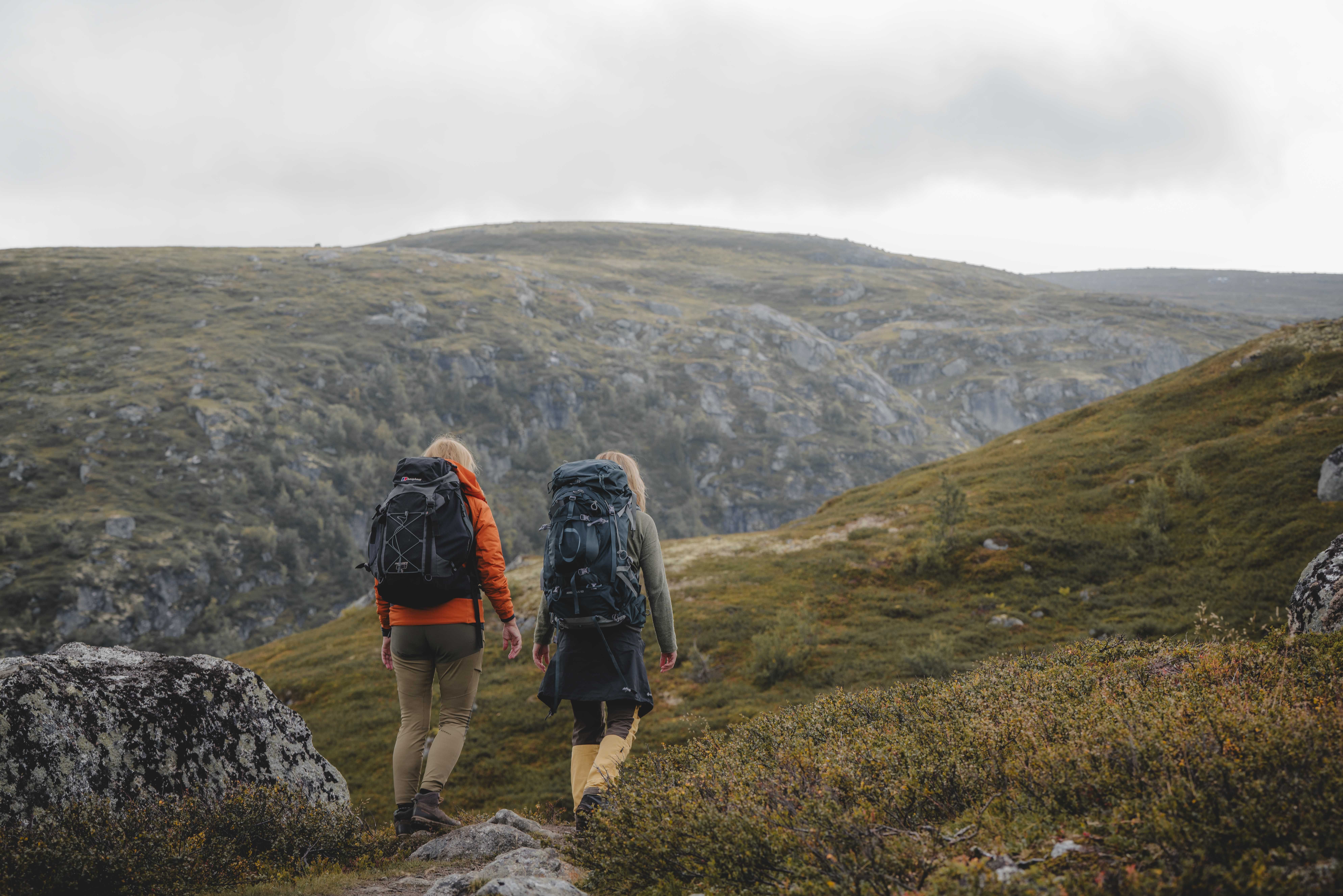 Two hikers with large backpacks hiking at the Hardangervidda.