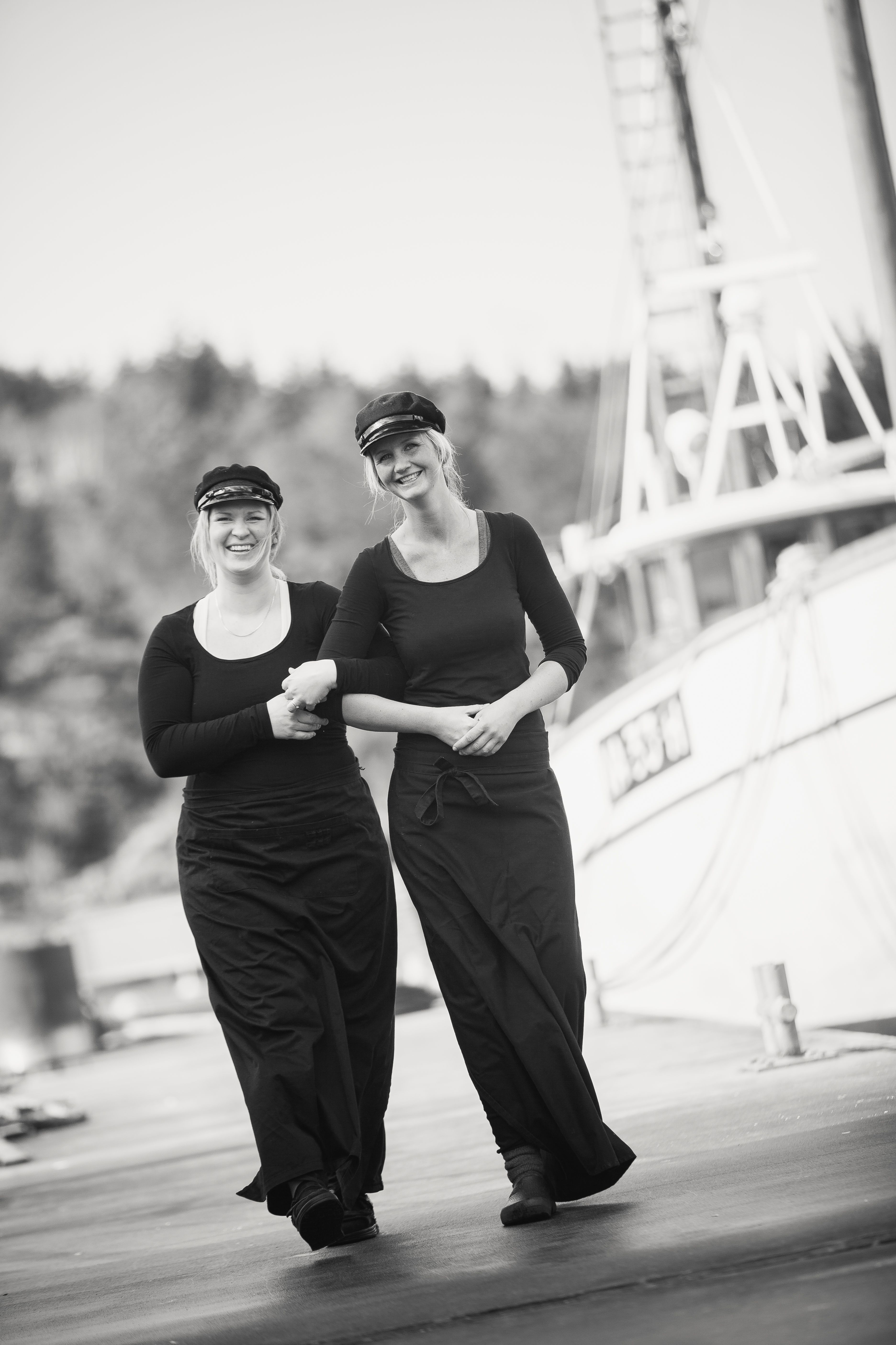 Live and Lene in beautiful dresses from Jentan på Båly