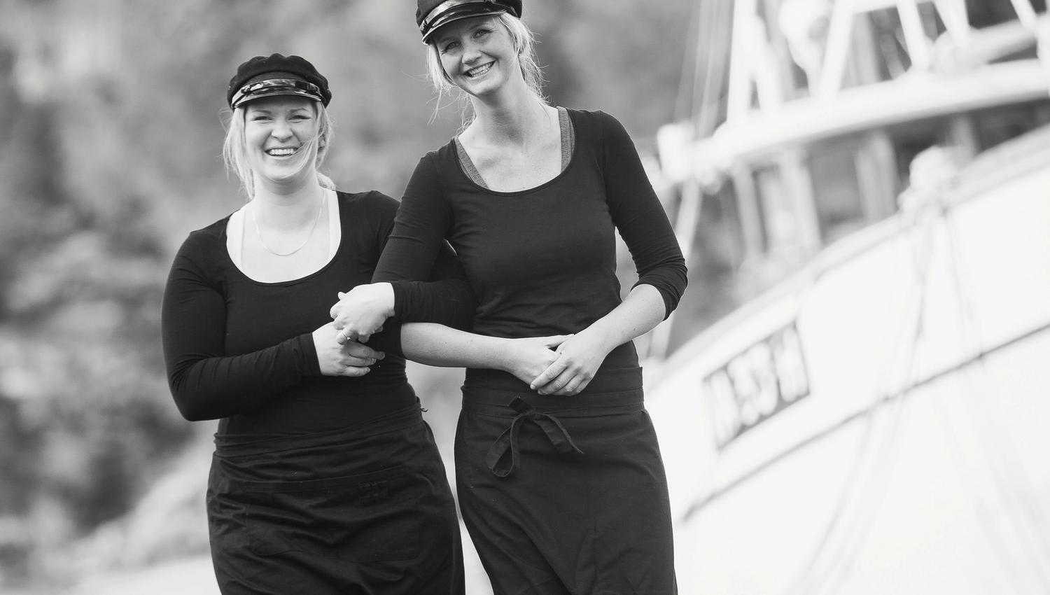 Live and Lene in beautiful dresses from Jentan på Båly