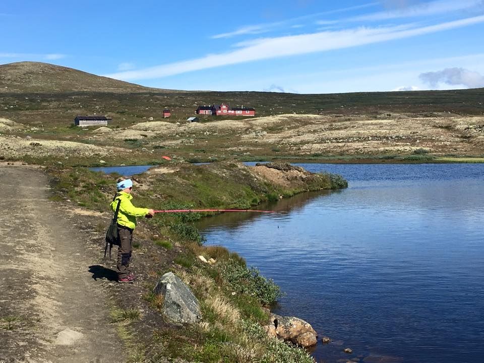 En jente fisker i vatnet nedenfor Stigstuv fjellstue.
