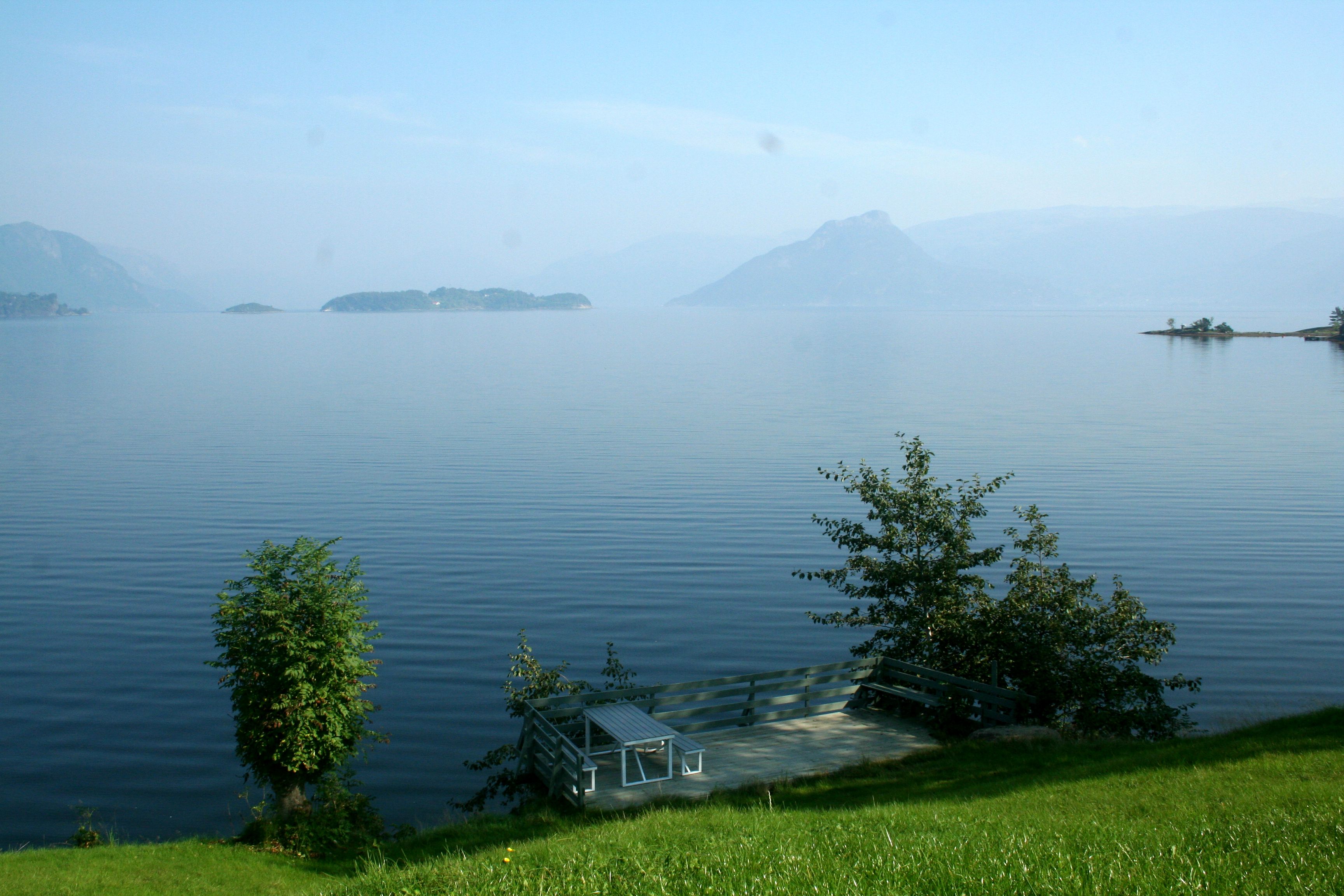 Fjordside viewpoint with bench at Oddland Camping – perfect for peaceful evenings by the water.