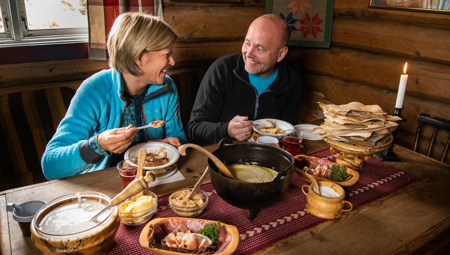 Rømmegrøt, spekemat, brau, smør og prim er noe av det som serveres hos Selstali Seter