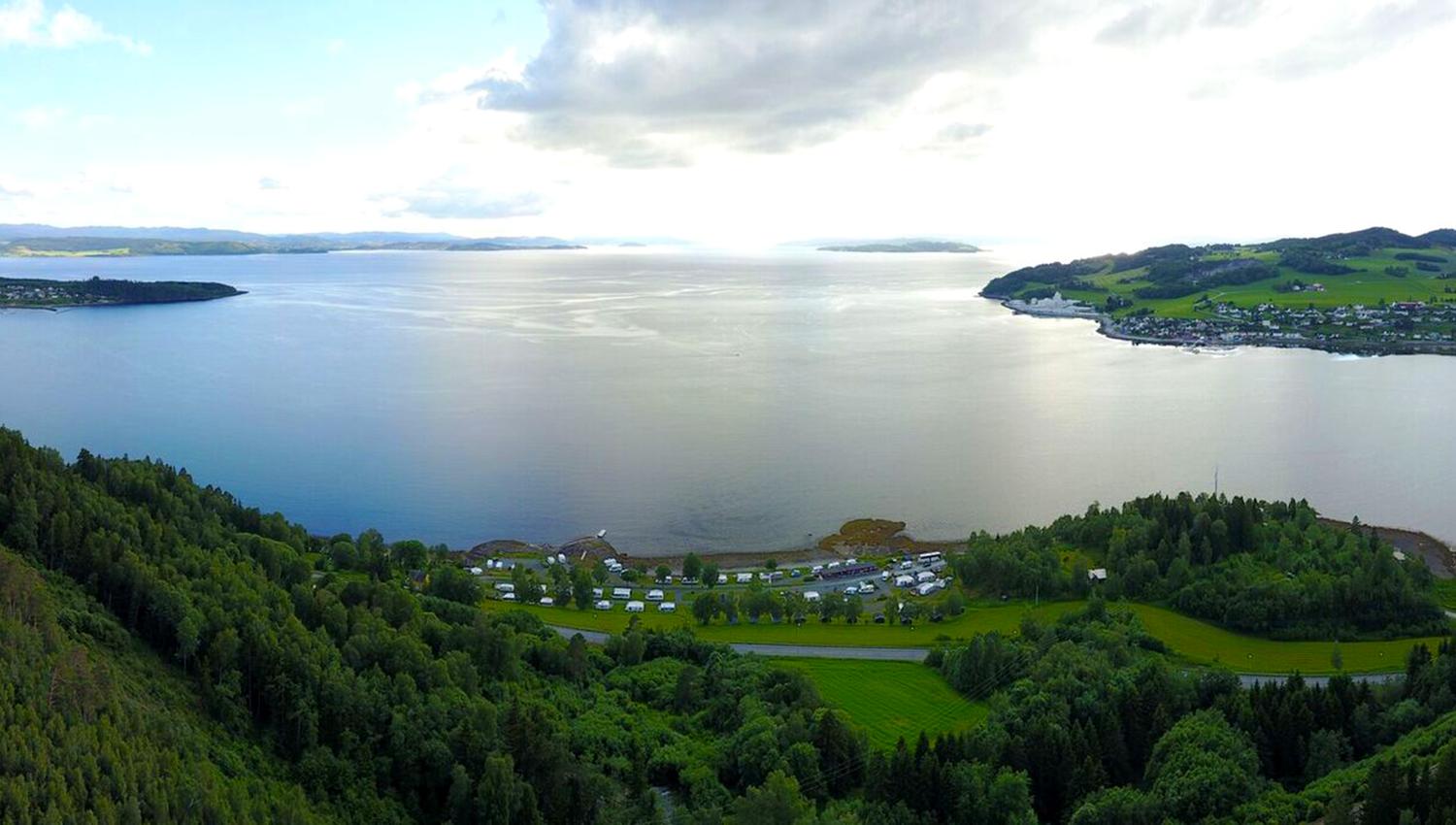 Dronebilde over Koa Camping og utover fjorden