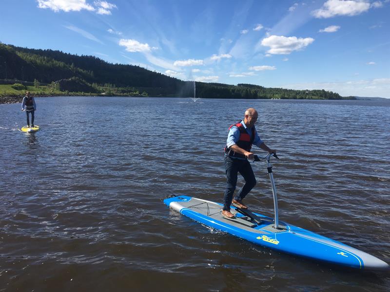en person på tråkkebrett
