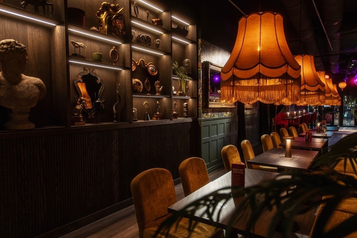 Stemningsfullt og fargerikt interiør i restauranten Pincho Nation Tromsø.