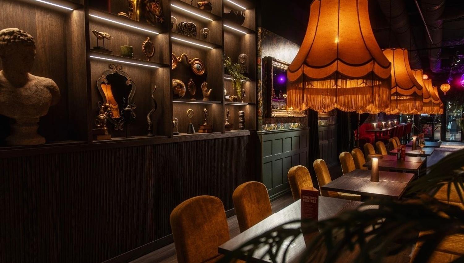 Stemningsfullt og fargerikt interiør i restauranten Pincho Nation Tromsø.