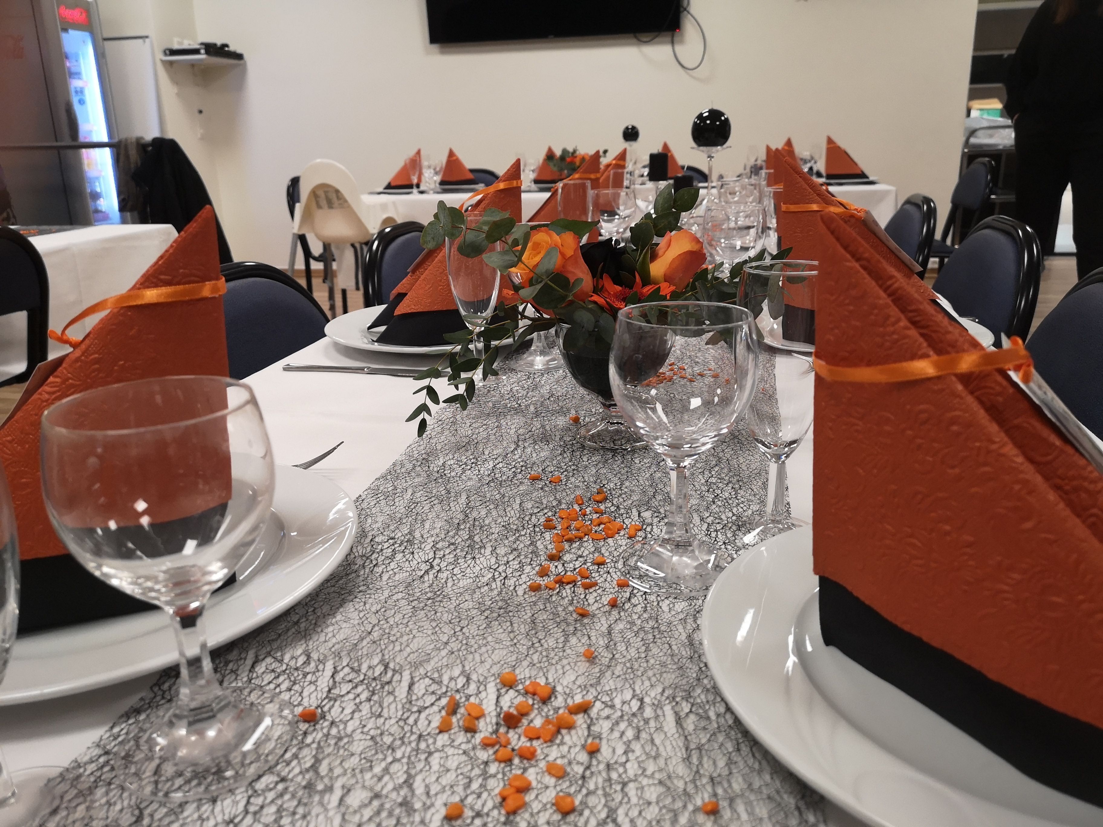 Langbord dekket på med vinglass og tallerkener
