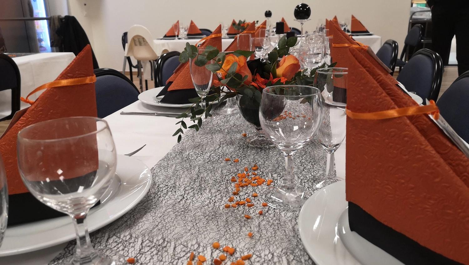 Langbord dekket på med vinglass og tallerkener