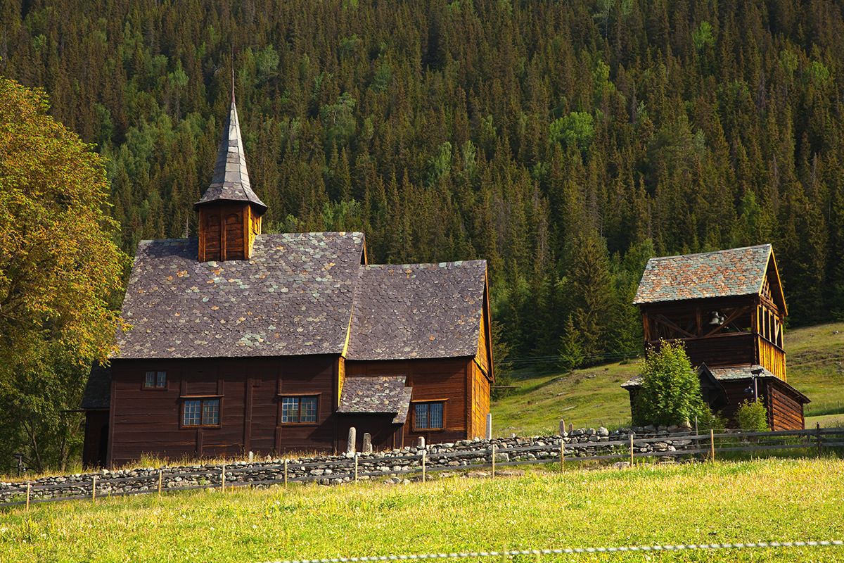Lomen stavkirke en sommerdag.