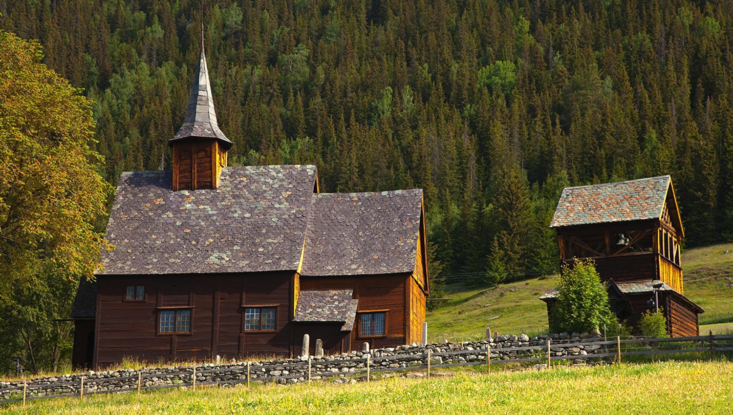 Lomen stavkirke en sommerdag.