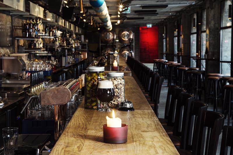 lang bar inne på smelteverket