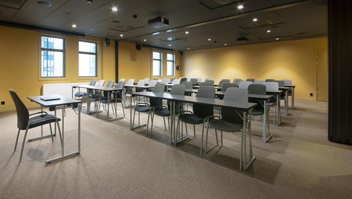 konferanserom med skoleklasseoppsett