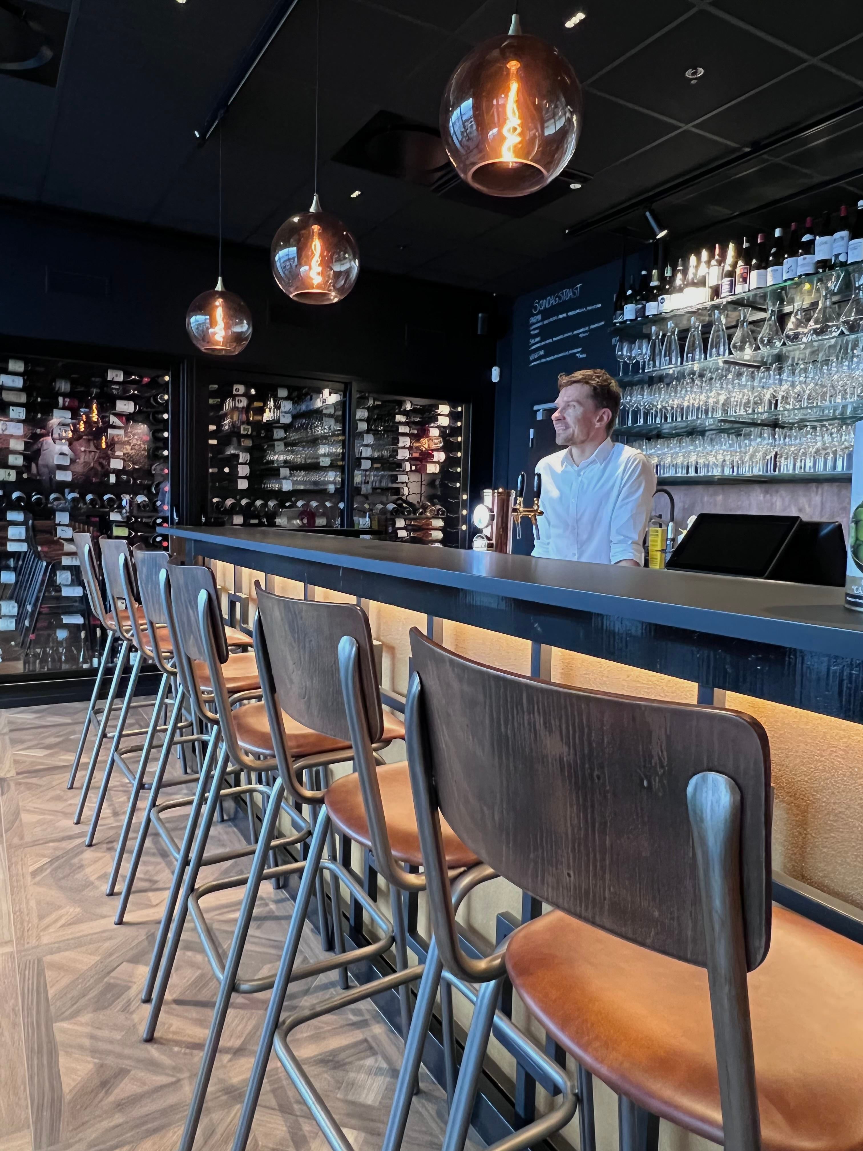 Bartender bak baren på Vinsmak