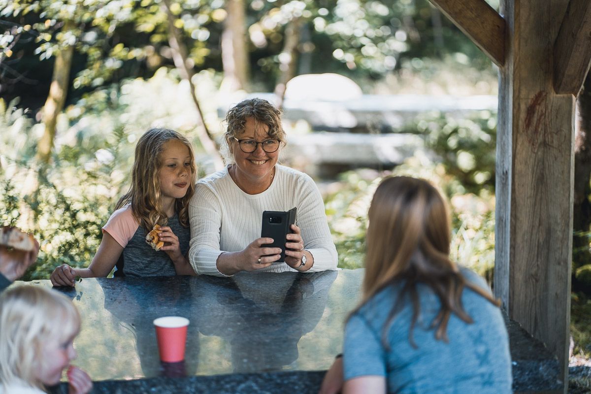 Family enjoying a picnic break in Steinparken Rosendal, an idyllic spot for rest and play.