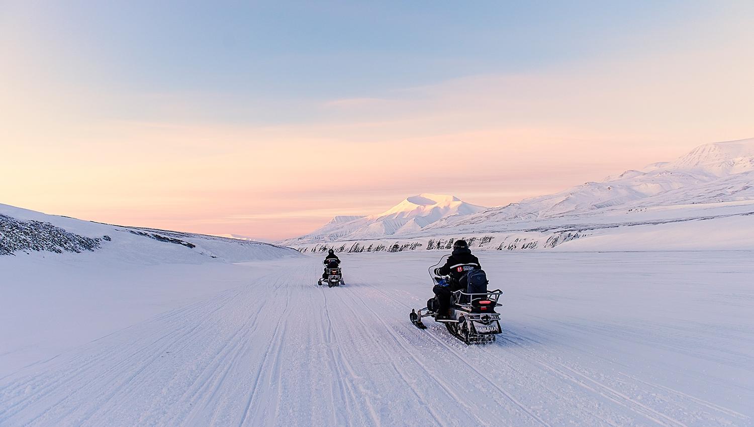 Personer som kjører snøscooter